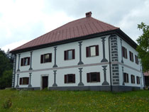 Sončna počitniška hiša: dvorec Lešje iz leta 1364